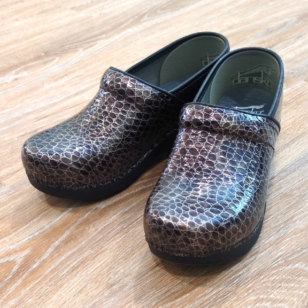 🩶⚫️Dansko Reptile Print Metallic Clogs Women's size 38 Euro (8 US)⚫️🩶